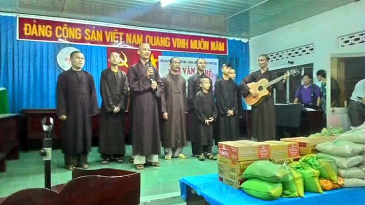 Khánh Hòa: Chùa Linh Quang tặng quà cho 86 em là con em bệnh binh, trẻ tàn tật và học sinh vượt khó học giỏi.