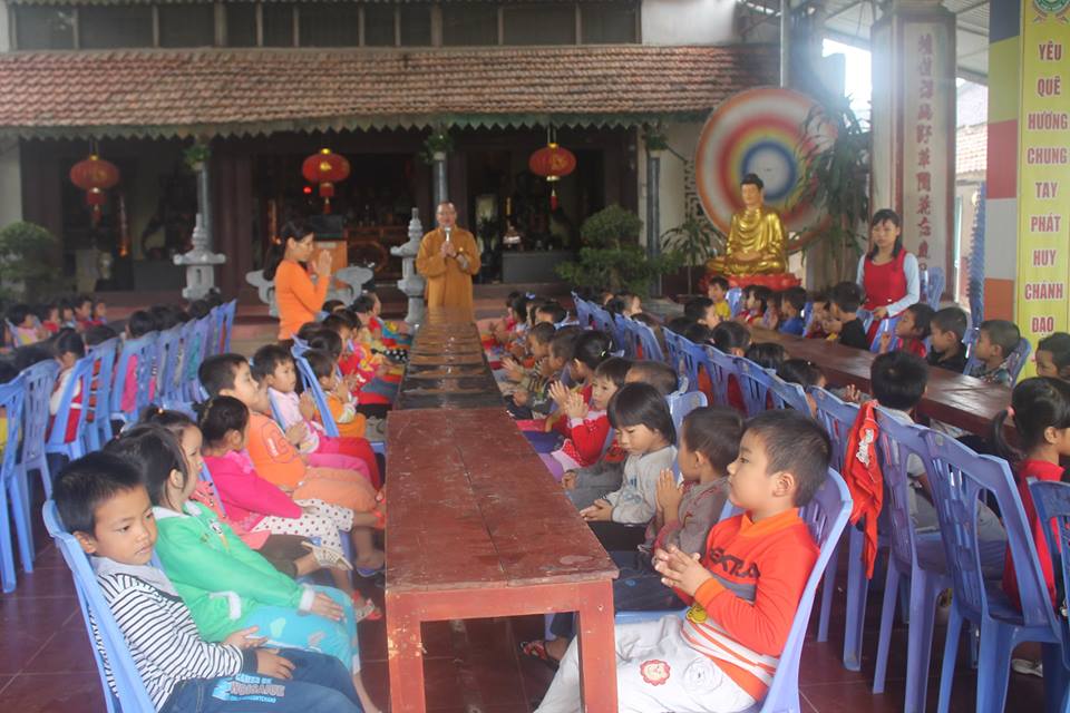 Thanh Hóa: Các cháu Mầm Non về chùa học Phật