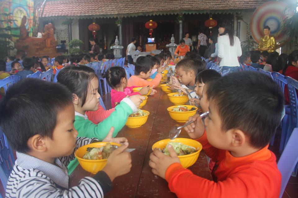 Thanh Hóa: Các cháu Mầm Non về chùa học Phật