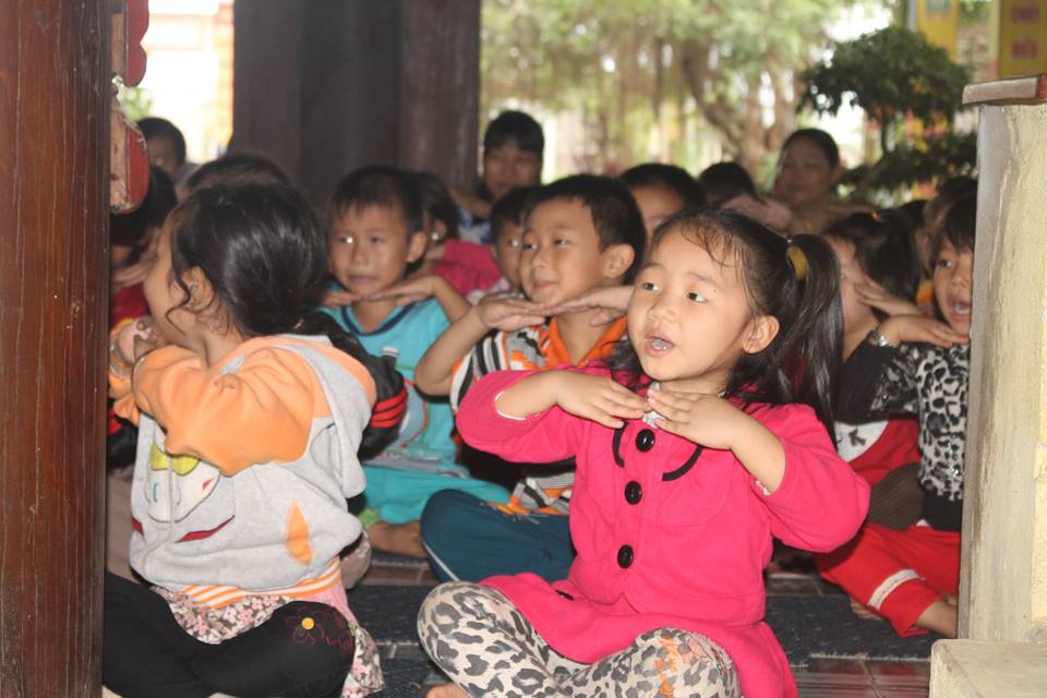 Thanh Hóa: Các cháu Mầm Non về chùa học Phật