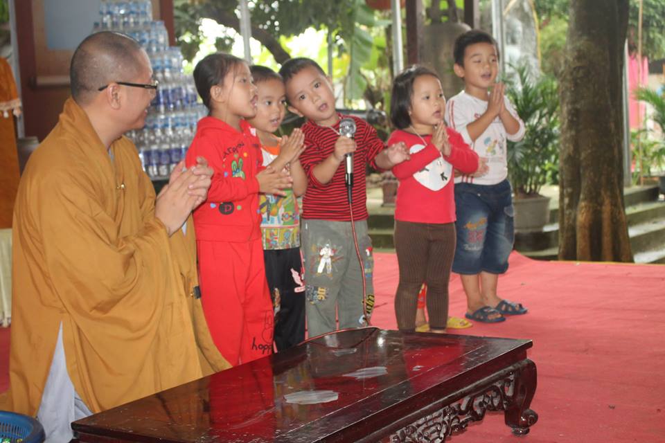 Thanh Hóa: Các cháu Mầm Non về chùa học Phật