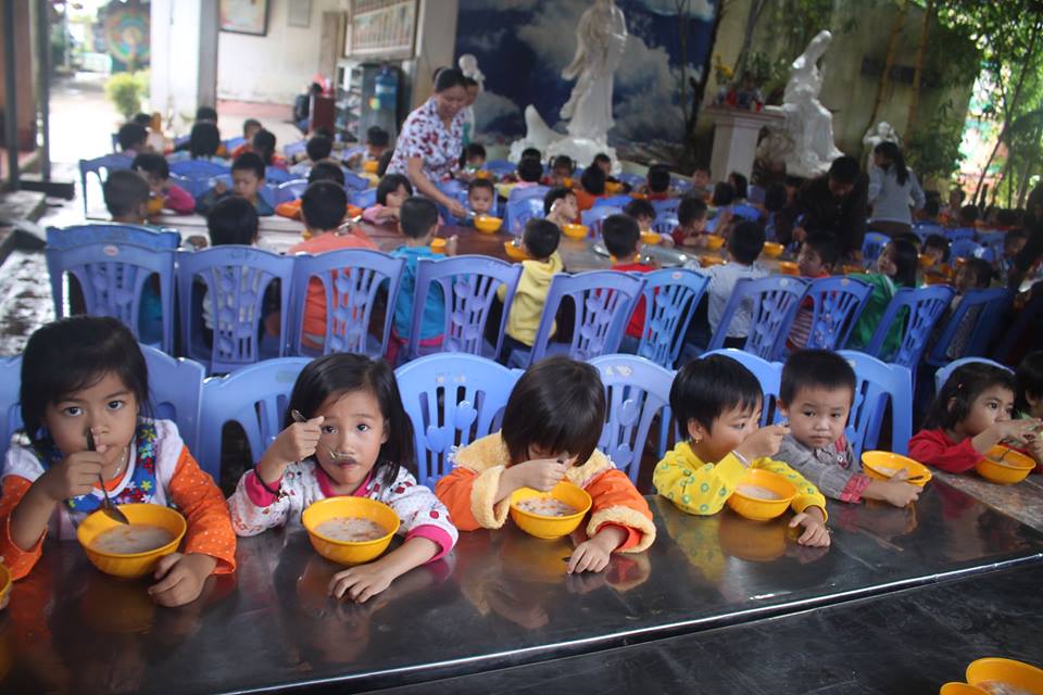 Thanh Hóa: Các cháu Mầm Non về chùa học Phật