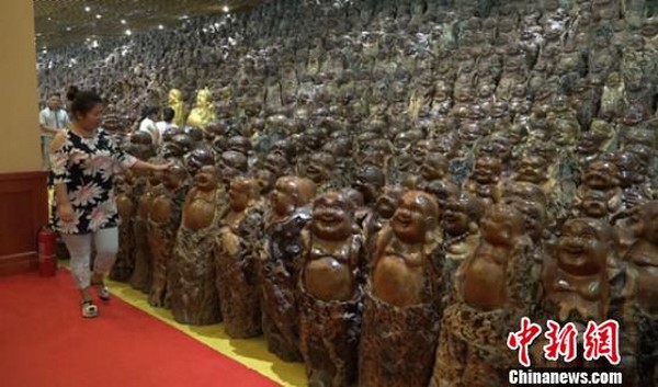 Doanh nhân Phật tử Thi Cứ Bận Trung Quốc tạc hoàn thiện gần 10 nghìn tôn tượng Phật