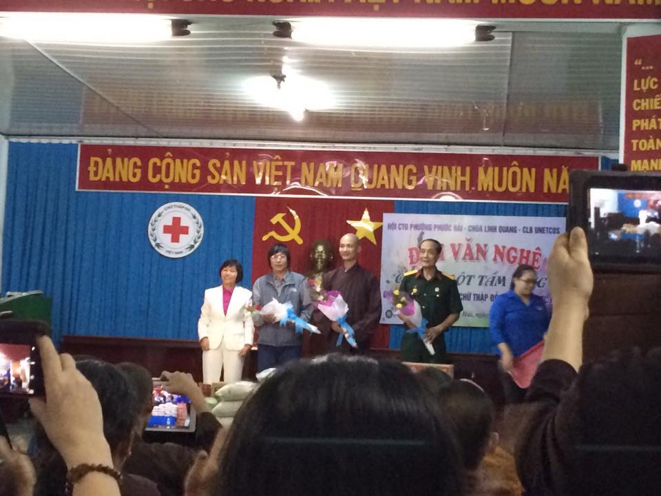 Khánh Hòa: Chùa Linh Quang tặng quà cho 86 em là con em bệnh binh, trẻ tàn tật và học sinh vượt khó học giỏi.