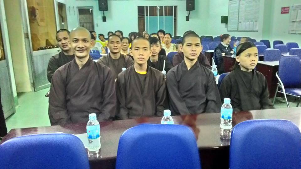 Khánh Hòa: Chùa Linh Quang tặng quà cho 86 em là con em bệnh binh, trẻ tàn tật và học sinh vượt khó học giỏi.