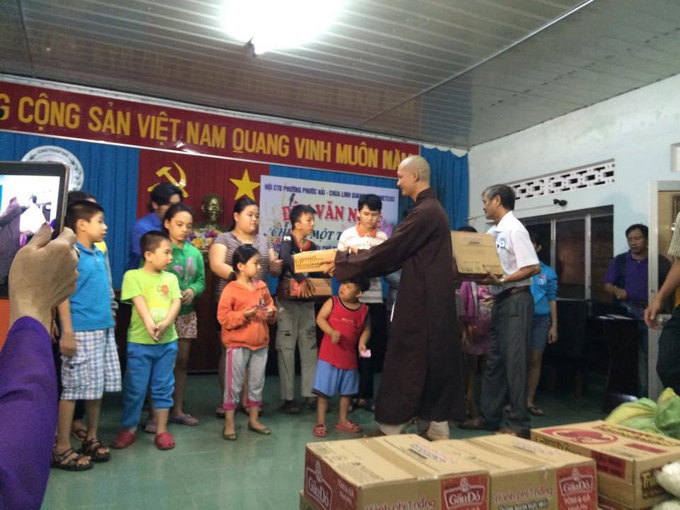 Khánh Hòa: Chùa Linh Quang tặng quà cho 86 em là con em bệnh binh, trẻ tàn tật và học sinh vượt khó học giỏi.