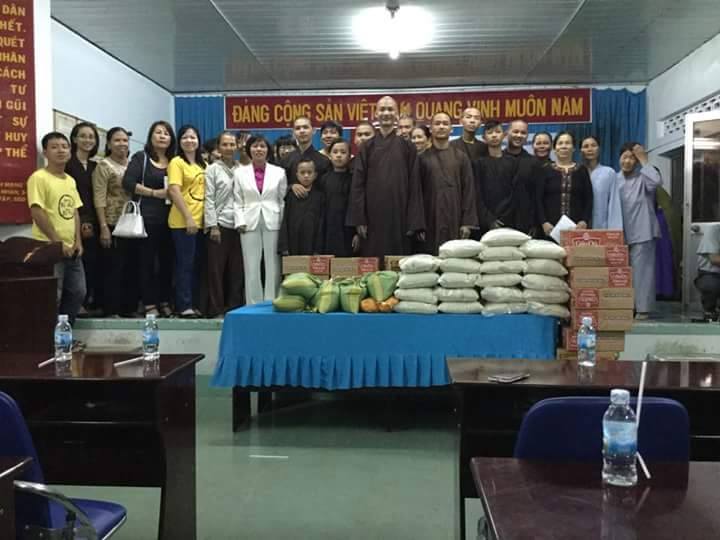 Khánh Hòa: Chùa Linh Quang tặng quà cho 86 em là con em bệnh binh, trẻ tàn tật và học sinh vượt khó học giỏi.