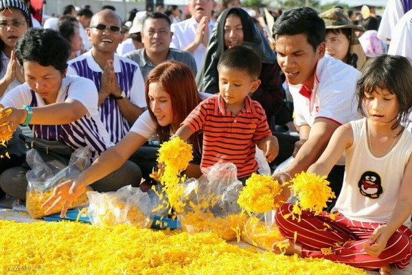 Thái Lan: Chùm ảnh diễu hành quanh Phố phường dịp kỷ niệm ngày Phật Thành đạo