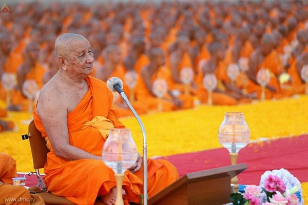 Thái Lan: Chùm ảnh lễ diễu hành, thắp nến nơi Tổ sư Phramongkolthepmuni đắc đạo