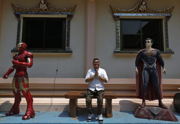 Thái Lan: Chùm ảnh Siêu anh hùng  Robot thu hút thanh thiếu niên đến chùa