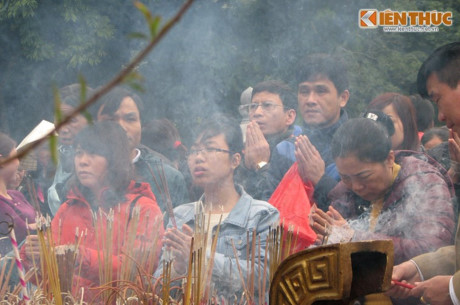 Mùng ba Tết: Người dân nô nức trẩy hội chùa Hương sớm