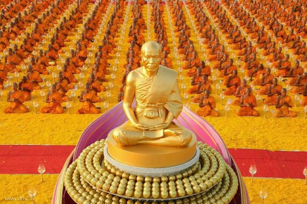 Thái Lan: Chùm ảnh lễ diễu hành, thắp nến nơi Tổ sư Phramongkolthepmuni đắc đạo