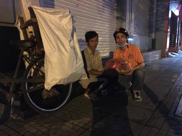 Quỹ Đạo Phật Ngày Nay: Di Lặc du xuân đến với người nghèo đêm giao thừa