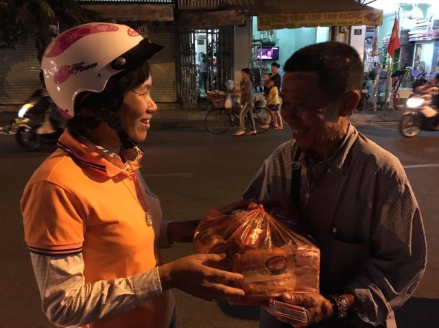 Quỹ Đạo Phật Ngày Nay: Di Lặc du xuân đến với người nghèo đêm giao thừa