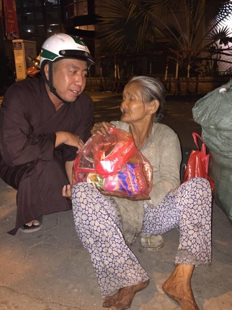 Quỹ Đạo Phật Ngày Nay: Di Lặc du xuân đến với người nghèo đêm giao thừa
