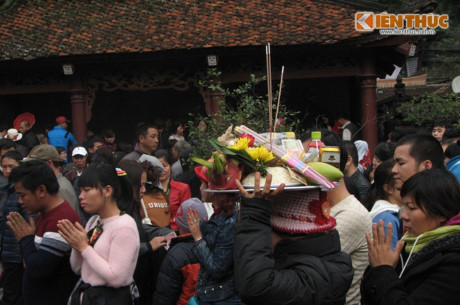 Mùng ba Tết: Người dân nô nức trẩy hội chùa Hương sớm
