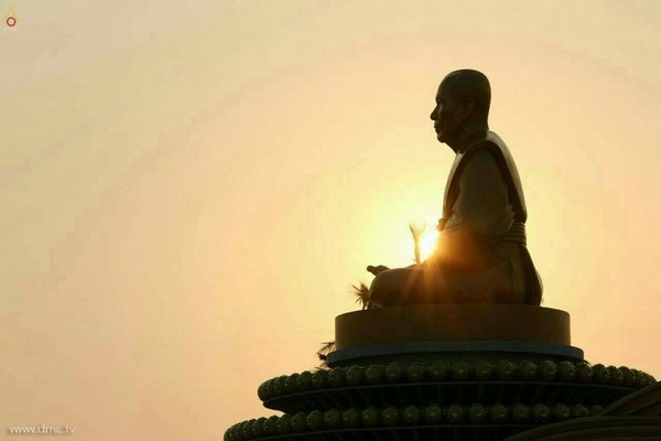 Thái Lan: Chùm ảnh lễ diễu hành, thắp nến nơi Tổ sư Phramongkolthepmuni đắc đạo