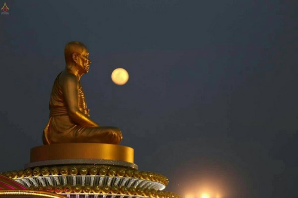 Thái Lan: Chùm ảnh lễ diễu hành, thắp nến nơi Tổ sư Phramongkolthepmuni đắc đạo