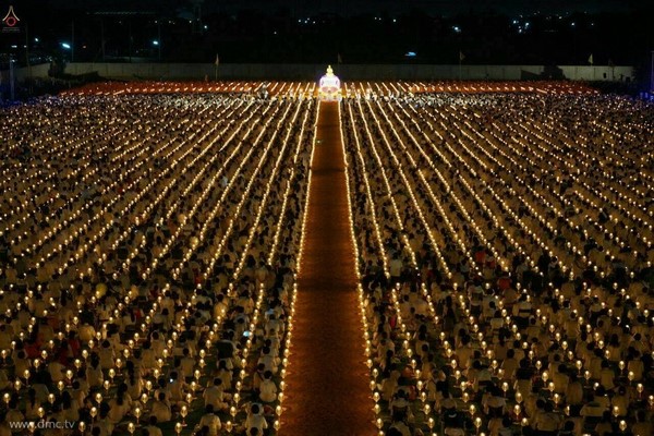 Thái Lan: Chùm ảnh lễ diễu hành, thắp nến nơi Tổ sư Phramongkolthepmuni đắc đạo