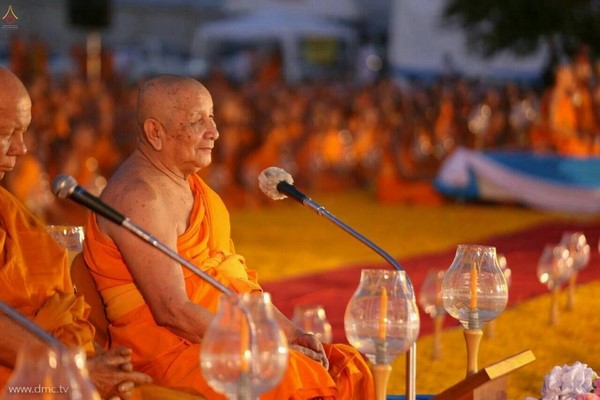 Thái Lan: Chùm ảnh lễ diễu hành, thắp nến nơi Tổ sư Phramongkolthepmuni đắc đạo