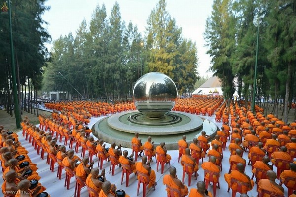 Thái Lan: Hình ảnh Tu viện Wat Phra Dhammakaya tổ chức cuộc Hành hương vì hòa bình