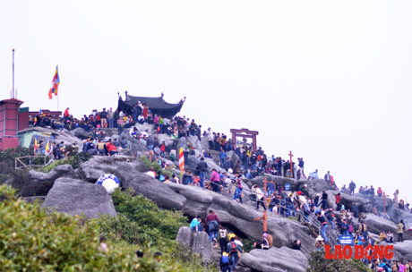 Hàng vạn người nô nức trẩy hội Yên Tử ngày khai hội