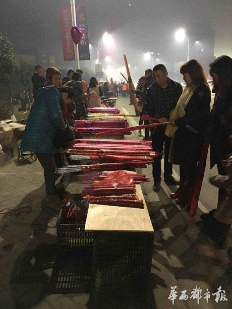 Người dân Trung Quốc chen chúc lên chùa cầu may dịp đầu năm mới
