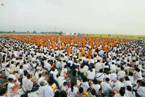 Thái Lan: Chùm ảnh lễ diễu hành, thắp nến nơi Tổ sư Phramongkolthepmuni đắc đạo