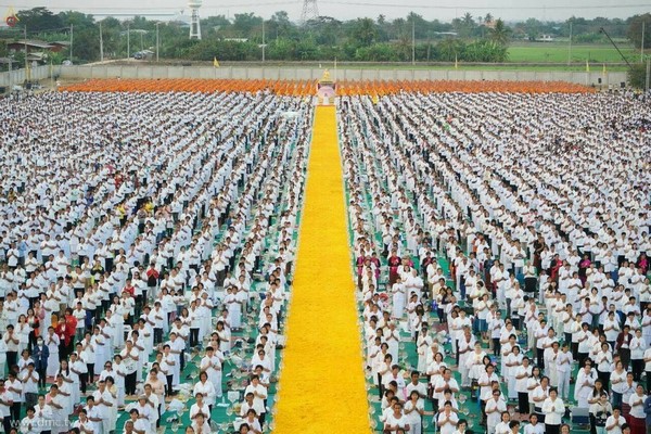 Thái Lan: Chùm ảnh lễ diễu hành, thắp nến nơi Tổ sư Phramongkolthepmuni đắc đạo