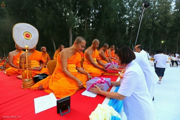 Thái Lan: Hình ảnh Tu viện Wat Phra Dhammakaya tổ chức cuộc Hành hương vì hòa bình