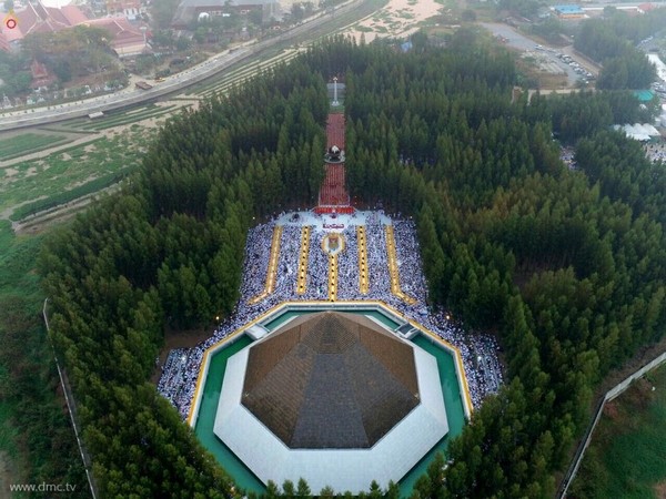 Thái Lan: Hình ảnh Tu viện Wat Phra Dhammakaya tổ chức cuộc Hành hương vì hòa bình