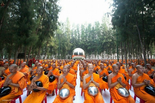Thái Lan: Hình ảnh Tu viện Wat Phra Dhammakaya tổ chức cuộc Hành hương vì hòa bình
