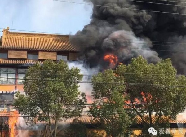Trung Quốc: ngôi Nhị Nghiêm Cổ Tự, Thượng Hải bị hỏa hoạn