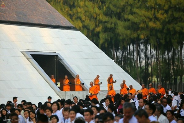 Thái Lan: Hình ảnh Tu viện Wat Phra Dhammakaya tổ chức cuộc Hành hương vì hòa bình