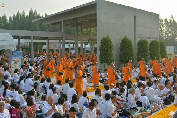Thái Lan: Hình ảnh Tu viện Wat Phra Dhammakaya tổ chức cuộc Hành hương vì hòa bình