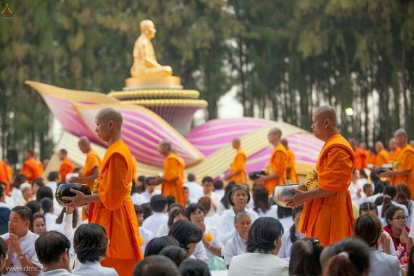 Thái Lan: Hình ảnh Tu viện Wat Phra Dhammakaya tổ chức cuộc Hành hương vì hòa bình