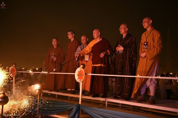 Thái Lan: Chùm ảnh thiêng liêng lễ Magha Puja tại tu viện Wat Dhammakaya