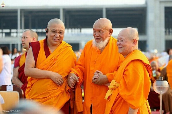 Thái Lan: Chùm ảnh thiêng liêng lễ Magha Puja tại tu viện Wat Dhammakaya