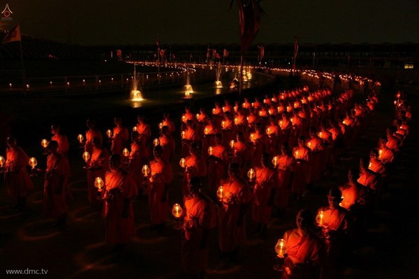 Thái Lan: Chùm ảnh thiêng liêng lễ Magha Puja tại tu viện Wat Dhammakaya