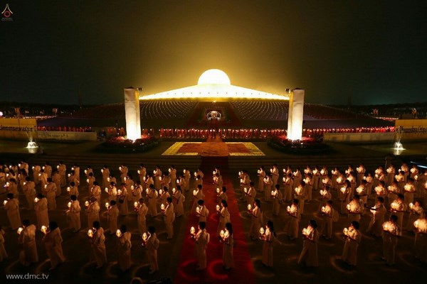 Thái Lan: Chùm ảnh thiêng liêng lễ Magha Puja tại tu viện Wat Dhammakaya