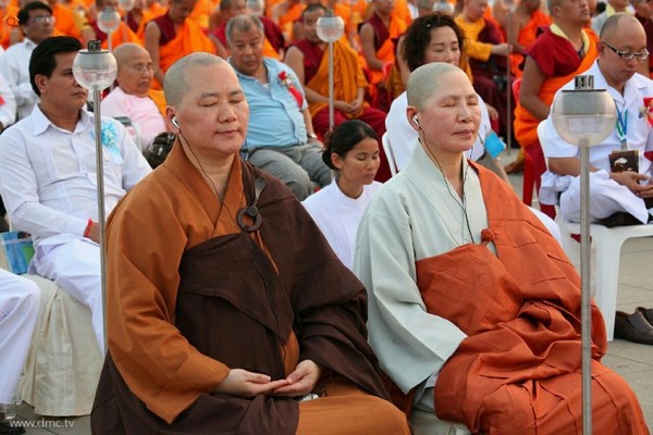 Thái Lan: Chùm ảnh thiêng liêng lễ Magha Puja tại tu viện Wat Dhammakaya