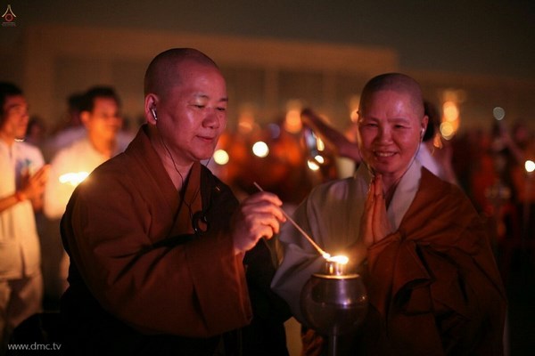 Thái Lan: Chùm ảnh thiêng liêng lễ Magha Puja tại tu viện Wat Dhammakaya