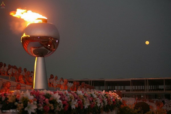 Thái Lan: Chùm ảnh thiêng liêng lễ Magha Puja tại tu viện Wat Dhammakaya
