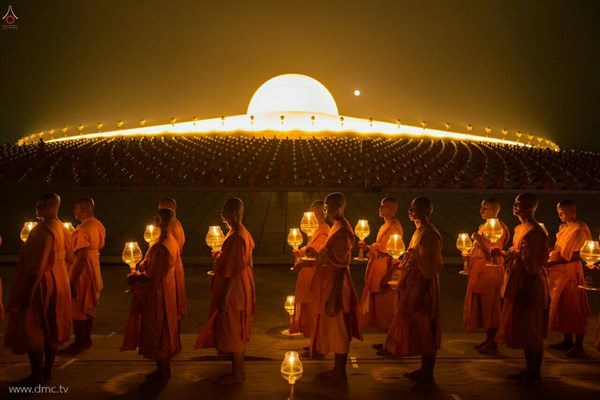 Thái Lan: Chùm ảnh thiêng liêng lễ Magha Puja tại tu viện Wat Dhammakaya