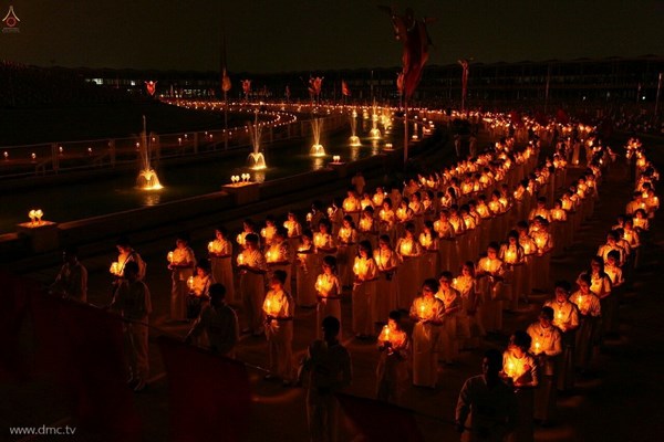 Thái Lan: Chùm ảnh thiêng liêng lễ Magha Puja tại tu viện Wat Dhammakaya