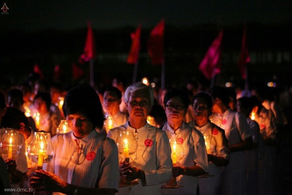 Thái Lan: Chùm ảnh thiêng liêng lễ Magha Puja tại tu viện Wat Dhammakaya