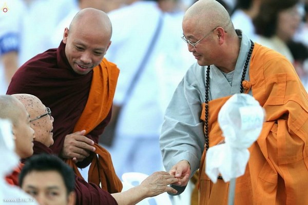 Thái Lan: Chùm ảnh thiêng liêng lễ Magha Puja tại tu viện Wat Dhammakaya