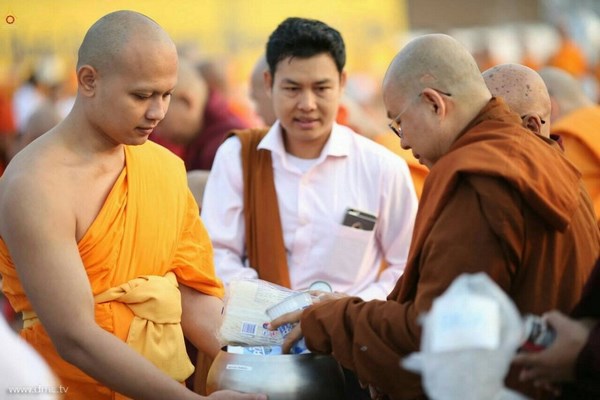 Thái Lan: Chùm ảnh thiêng liêng lễ Magha Puja tại tu viện Wat Dhammakaya