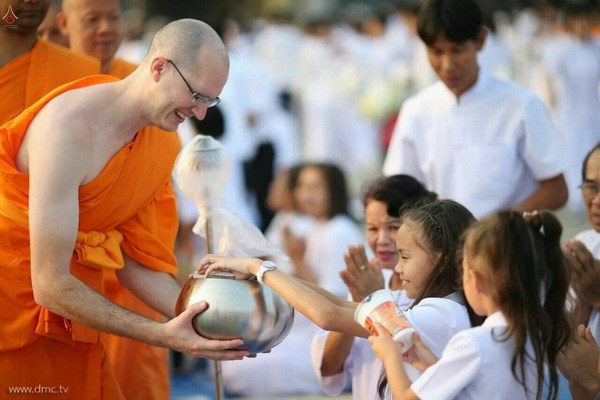 Thái Lan: Chùm ảnh thiêng liêng lễ Magha Puja tại tu viện Wat Dhammakaya