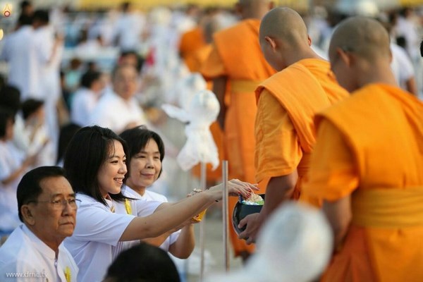 Thái Lan: Chùm ảnh thiêng liêng lễ Magha Puja tại tu viện Wat Dhammakaya